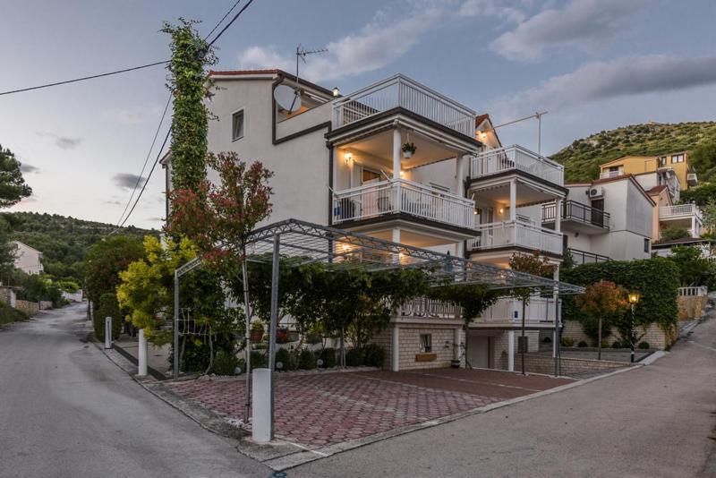 Apartments Luka - Trogir, Marina 150M From The Beach Ngoại thất bức ảnh