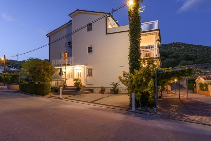 Apartments Luka - Trogir, Marina 150M From The Beach Ngoại thất bức ảnh